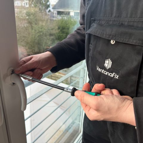 VentanaFix Mitarbeiter repariert einen Fensterbeschlag vor Ort